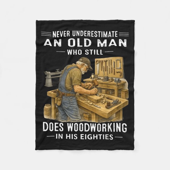 Couverture Polaire Underestimate an old man who does woodworking Unde (Devant)