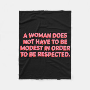 Couverture Polaire Une Femme N'A Pas À Être Modeste Pour Être Respect