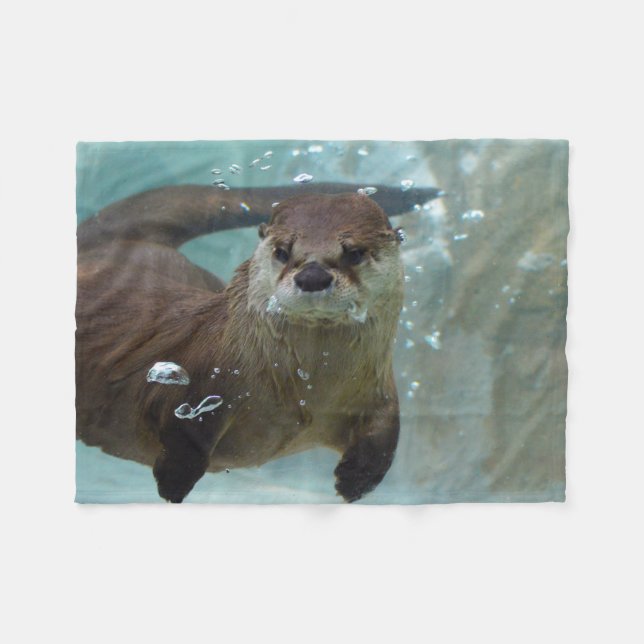 Couverture Polaire Une natation Brown mignonne de loutre dans une (Devant (Horizontal))