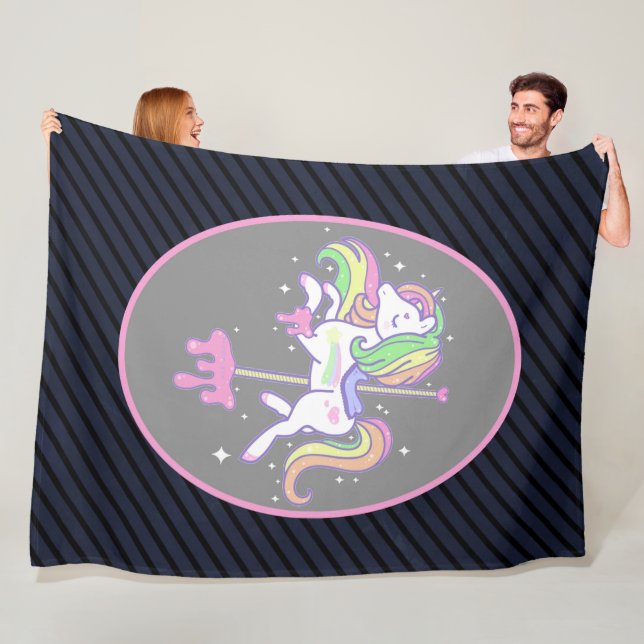 Couverture Polaire Unicorne arc-en-ciel avec dos rayé (En situation)