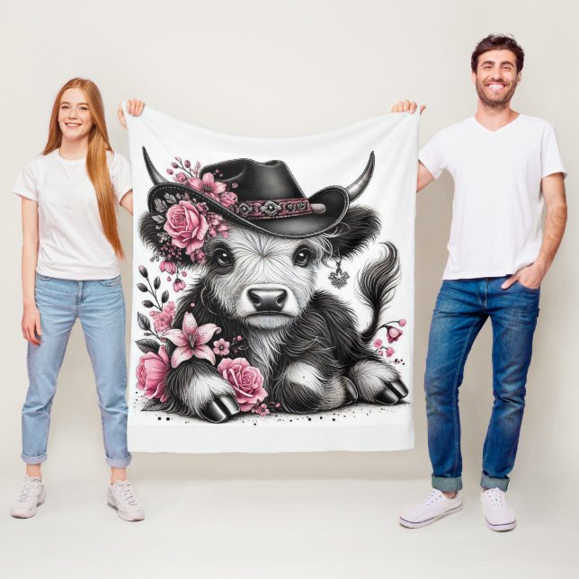 Couverture Polaire Vache des Highlands avec chapeau floral (En situation)