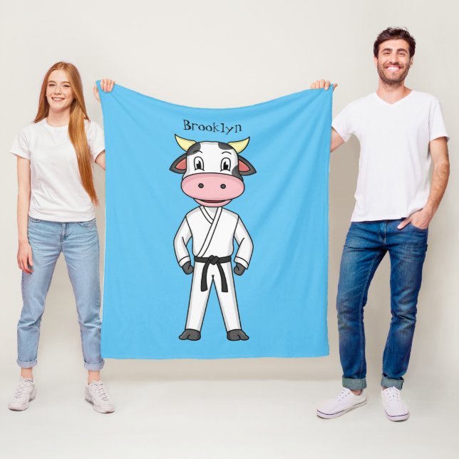 Couverture Polaire Vache mignonne en combinaison kung fu (En situation)
