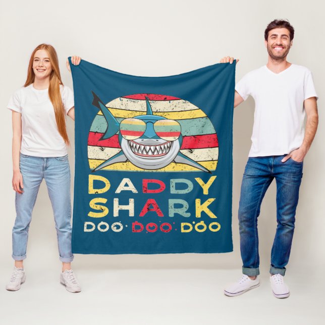 Couverture Polaire Vintage Daddy Shark "Doo Doo Doo" (En situation)