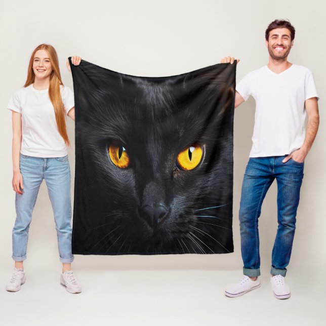 Couverture Polaire Visage de chat noir avec yeux jaunes brillants (En situation)