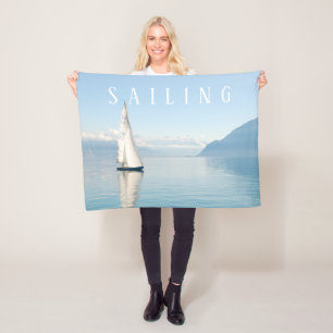Couverture Polaire Voilier Calme Bleu Lac & Ciel Bleu, Texte Blanc