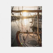 Voilier nautique et coucher de soleil dans la mari