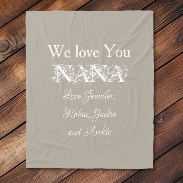 Couverture Polaire 'We Love You Nana' Elegant Script Names Soft Grey ('We Love You Nana' Soft Gray Personalized Fleece Blanket.)