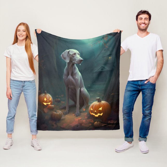 Couverture Polaire Weimaraner Halloween avec citrouilles effrayant (En situation)
