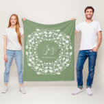 Couverture Polaire White Christmas Holly Joy | Vert personnalisé<br><div class="desc">Ajoutez cette belle couverture en toison de Noël à la maison cette saison des Fêtes. L'arrière - plan est vert clair avec des feuilles blancs et le mot "Joy" apparaît dans un texte écrit à la main tendance. Le texte personnalisé vous permet de personnaliser cette couverture élégante avec un nom....</div>