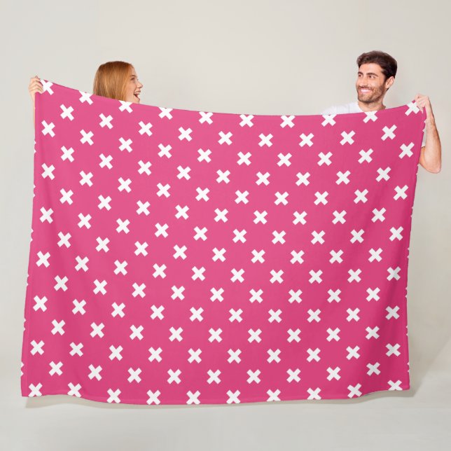 Couverture Polaire White cross stitches on fuchsia (En situation)