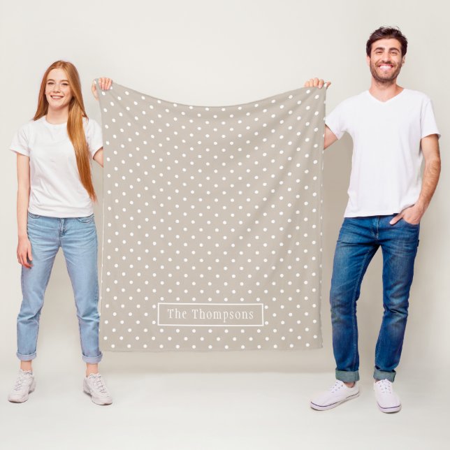 Couverture Polaire White On Beige Polka Dots Pattern With Custom Name (En situation)