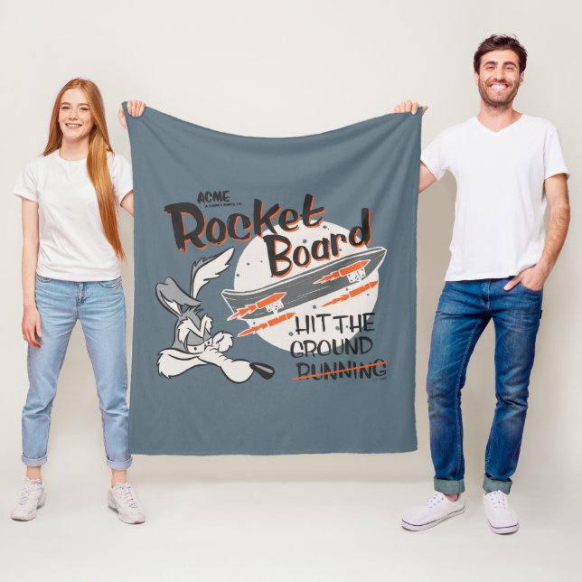 Couverture Polaire WILE E. COYOTE™ ACME Rocket Board (En situation)