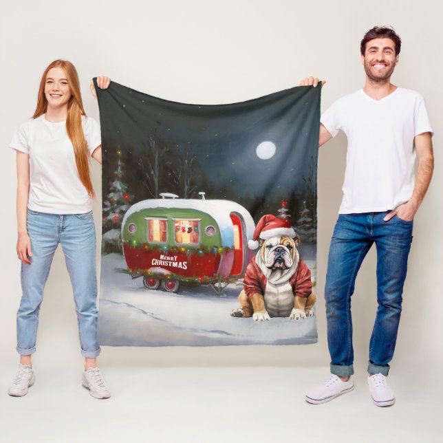 Couverture Polaire Winter Bulldog Caravan Christmas Adventure (En situation)