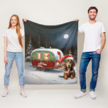 Couverture Polaire Winter Dachshund Caravan Christmas Adventure<br><div class="desc">Laissez-vous tenter par la magie d'une nuit d'hiver enneigée alors qu'une caravane glisse gracieusement à travers le paysage illuminé par la lune. La beauté sereine de la neige scintillante et l'éclat enchanteur de la lune créent une scène captivante, promettant une aventure de Noël inoubliable remplie de chaleur, de joie et...</div>