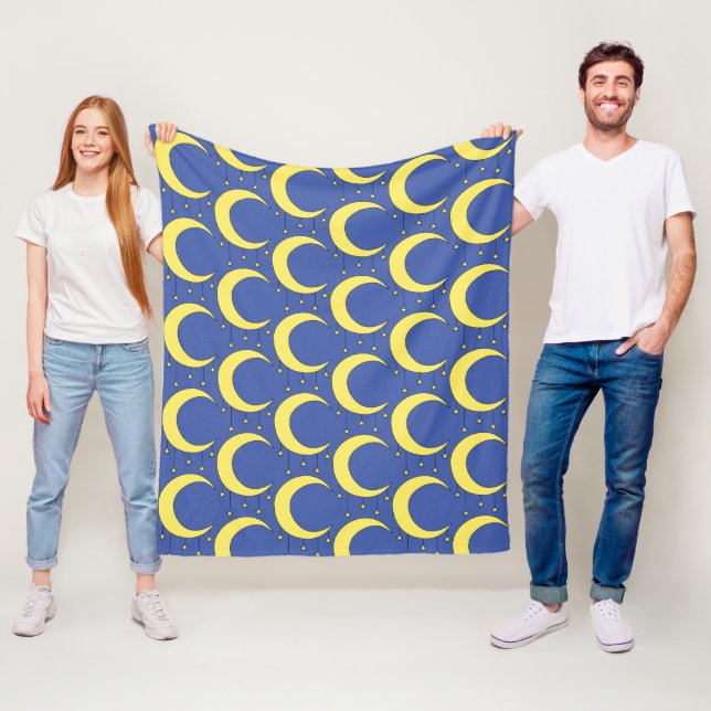 Couverture Polaire Yellow Moon and Stars illustration on Blue (En situation)