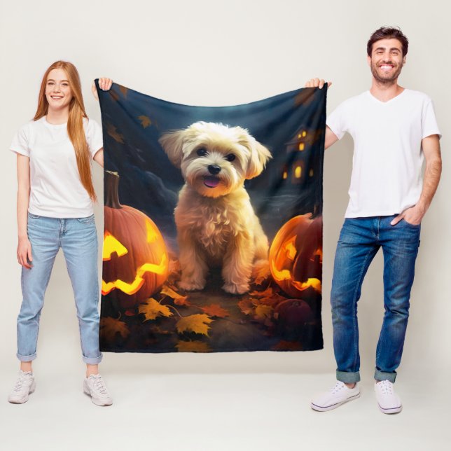 Couverture Polaire Yorkipoo d'Halloween avec citrouilles effrayant (En situation)
