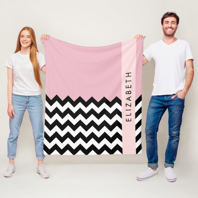 Couverture Polaire Zigzag noir et blanc, Chevron, rose, Votre nom (En situation)