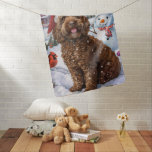 Couverture Pour Bébé Cockapoo Winter Wonderland Christmas Joy<br><div class="desc">Ce design festif reflète l'esprit joyeux de la période des fêtes, avec un adorable petit portant un chapeau de Père Noël. Le chien est niché dans un pays des merveilles hivernales, avec un bonhomme de neige, un sapin de Noël décoré et des cadeaux joliment emballés. Les flocons de neige tombent...</div>