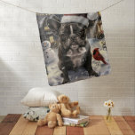 Couverture Pour Bébé French Bulldog Winter Wonderland Christmas Joie<br><div class="desc">Ce design festif reflète l'esprit joyeux de la période des fêtes, avec un adorable petit portant un chapeau de Père Noël. Le chien est niché dans un pays des merveilles hivernales, avec un bonhomme de neige, un sapin de Noël décoré et des cadeaux joliment emballés. Les flocons de neige tombent...</div>