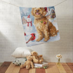 Couverture Pour Bébé Goldendoodle Winter Wonderland Christmas Joy<br><div class="desc">Ce design festif reflète l'esprit joyeux de la période des fêtes, avec un adorable petit portant un chapeau de Père Noël. Le chien est niché dans un pays des merveilles hivernales, avec un bonhomme de neige, un sapin de Noël décoré et des cadeaux joliment emballés. Les flocons de neige tombent...</div>