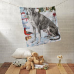 Couverture Pour Bébé Greyhound Winter Wonderland Christmas Joie<br><div class="desc">Ce design festif reflète l'esprit joyeux de la période des fêtes, avec un adorable petit portant un chapeau de Père Noël. Le chien est niché dans un pays des merveilles hivernales, avec un bonhomme de neige, un sapin de Noël décoré et des cadeaux joliment emballés. Les flocons de neige tombent...</div>