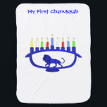 Couverture Pour Bébé Mon premier Chanukkah Blue Lion Menorah<br><div class="desc">Doté d'une menorah Chanukkah sur le thème du lion avec les huit bougies et le shamash brûler. Le texte personnalisable "My First Chanukkah" apparaît également. Chanukkah est le "Festival des lumières" du milieu de l'hiver.</div>