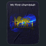 Couverture Pour Bébé Mon premier Chanukkah laque Lion Menorah<br><div class="desc">Reproduction numérique 3D d'un menorah en laiton,  sur le thème du lion,  fabriqué en Israël vers 1950,  sur un arrière - plan fractal bleu et montré avec des bougies éclairées. Le texte "My First Chanukkah" apparaît également. Tout est superposé sur une image arrière - plan étoilée.</div>