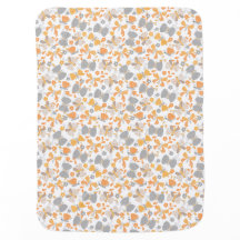 Papillon mignon dans un jardin fleuri orange gris