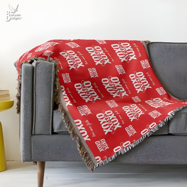 Couverture Romantic Red XOXO Love Never Fails Valentines (Couples XOXO Valentine woven blanket with customizable Scripture. Ideal gift for romantics.)