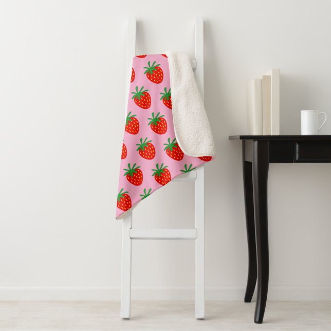 Couverture sherpa à motif de fraise rouge mignonne (En situation)