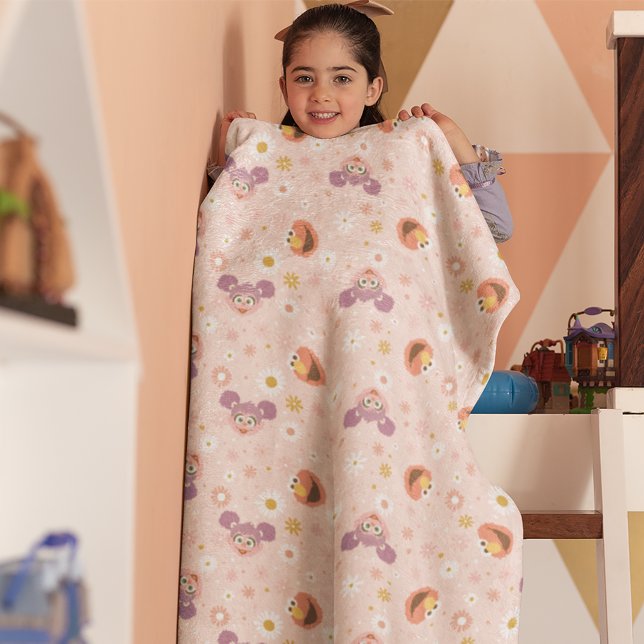 Couverture Sherpa Abby Cadabby & Elmo | Motif de la forêt (Kid holding up blanket)