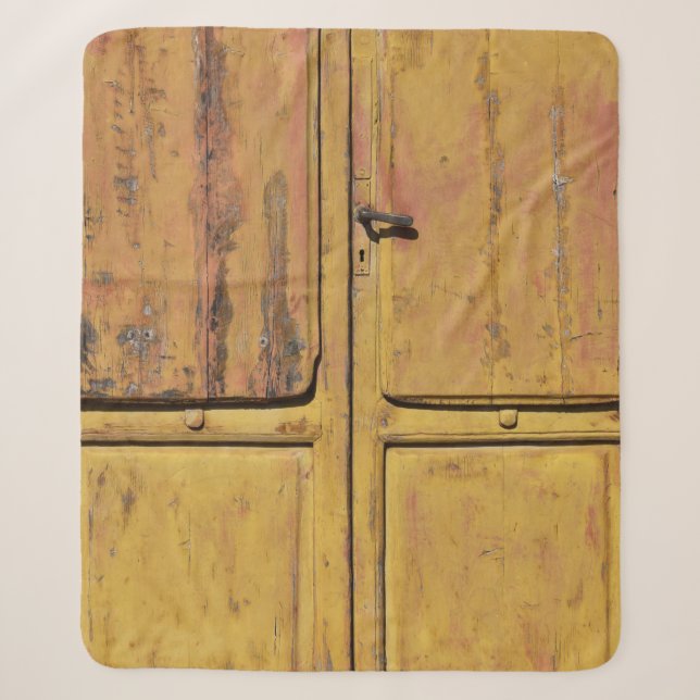 Couverture Sherpa Armoire en bois marron fermé (Devant)
