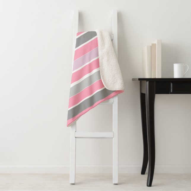 Couverture Sherpa Bandes roses et gris (En situation)