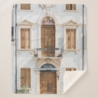 COUVERTURE SHERPA BÂTIMENT EN BÉTON BLANC AVEC PORTES EN BOIS ET VEN