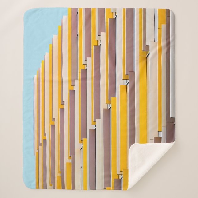 COUVERTURE SHERPA BÂTIMENT EN BÉTON JAUNE EN JOURNÉE (Devant)