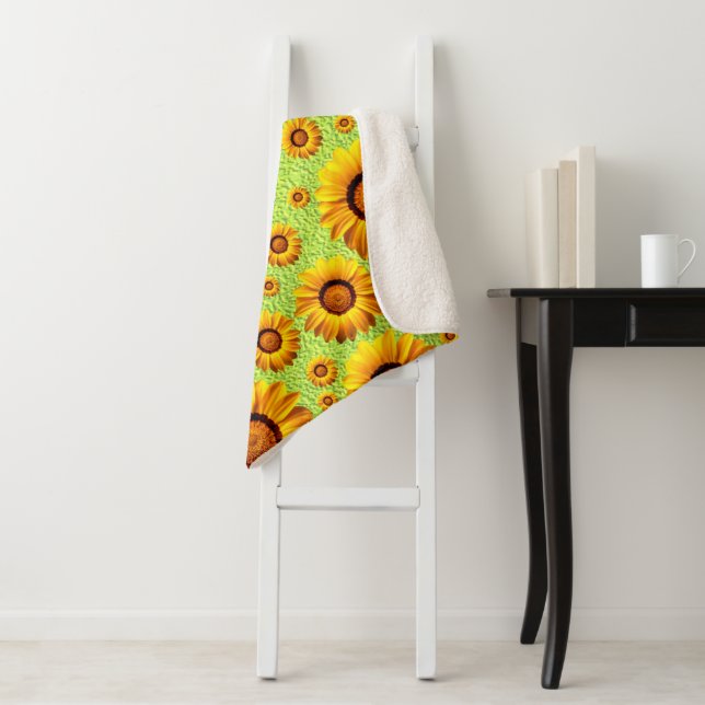 Couverture Sherpa Belles fleurs jaunes sur vert abstrait (En situation)