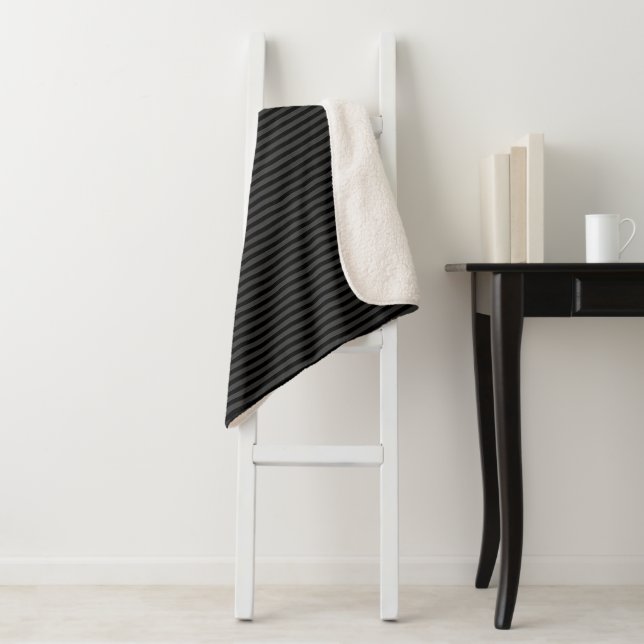 Couverture Sherpa Black & Smoky Black Narrow Vertical Stripes (En situation)