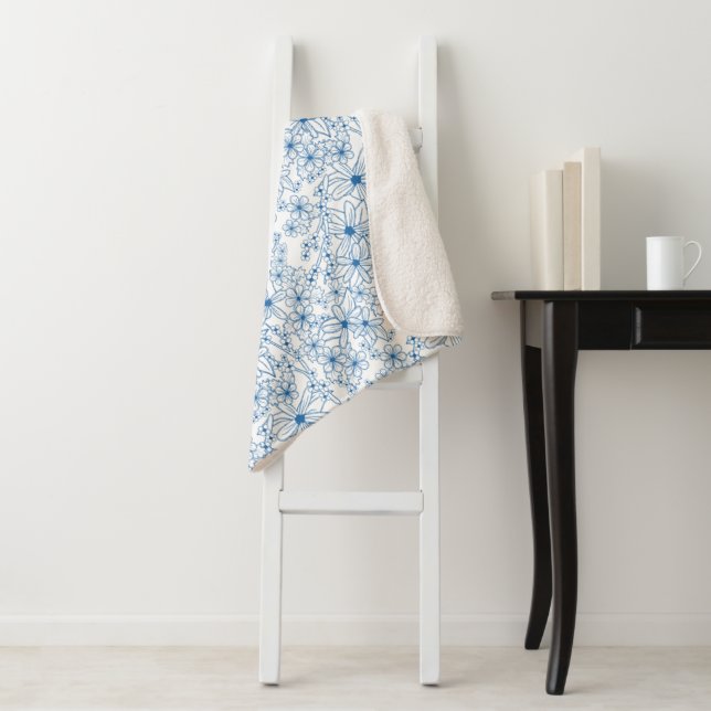 Couverture Sherpa Blue and White Floral Aesthetic (En situation)