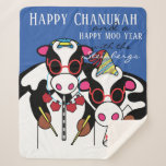 Couverture Sherpa Bonne Chanukah Moo Sherpa Blanket/Moyen<br><div class="desc">Personnaliser "Happy Chanukah and Happy Moo Year" Sherpa Fleece Blanket/Medium Personnalisez en supprimant du texte et en ajoutant votre propre message. Choisissez votre style de police, votre taille et votre couleur préférés. Taille : Moyen Cuddle jusqu'à la chaleur et le confort dans notre couverture la plus luxueuse encore, les couvertures...</div>