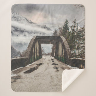 COUVERTURE SHERPA BRIDE ARCHE EN BÉTON GRIS PRÈS DE L'ARBRE SANS FEU