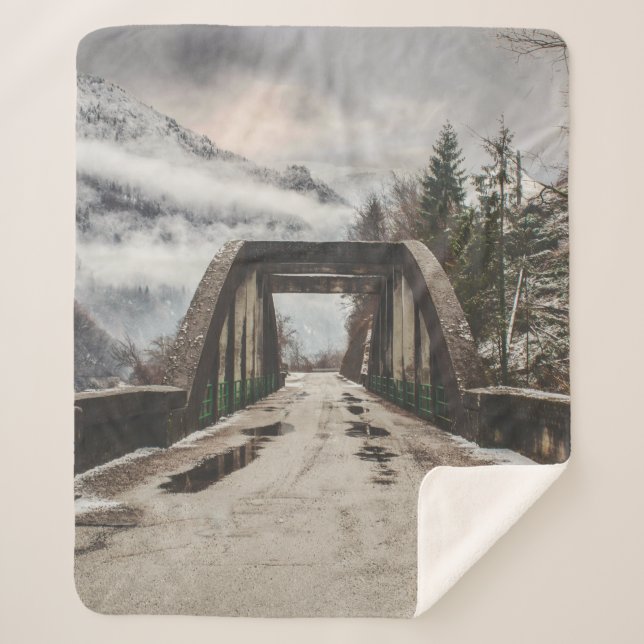 COUVERTURE SHERPA BRIDE ARCHE EN BÉTON GRIS PRÈS DE L'ARBRE SANS FEU (Devant)