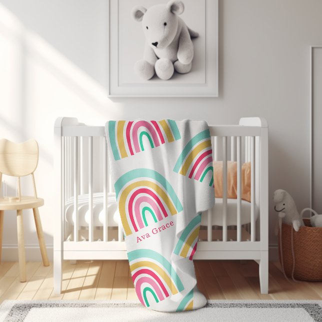 Couverture Sherpa Bright Rainbows avec le nom du bébé coloré (A cute soft blanket for baby or child's room to personalize with their name.)