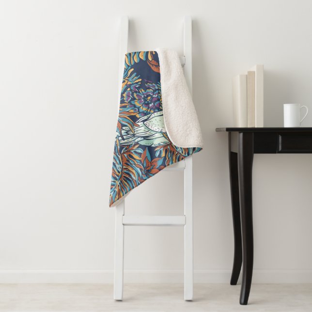 Couverture Sherpa Budgie Rainforest Flowers Arrière - plan bleu feui (En situation)