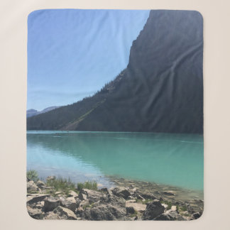 COUVERTURE SHERPA CANOES MULTICOLORES MOUILLÉS DANS UN QUAI AU LAC