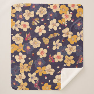 Couverture Sherpa cerise en fleurs et papillons motif sans soudure. 