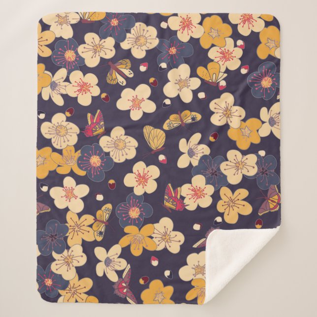 Couverture Sherpa cerise en fleurs et papillons motif sans soudure.  (Devant)
