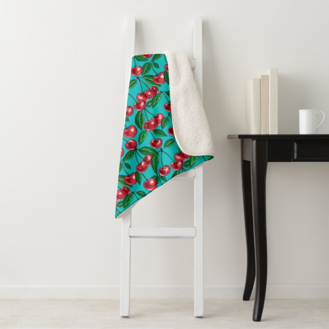 Couverture Sherpa Cerises rouges sur turquoise (En situation)