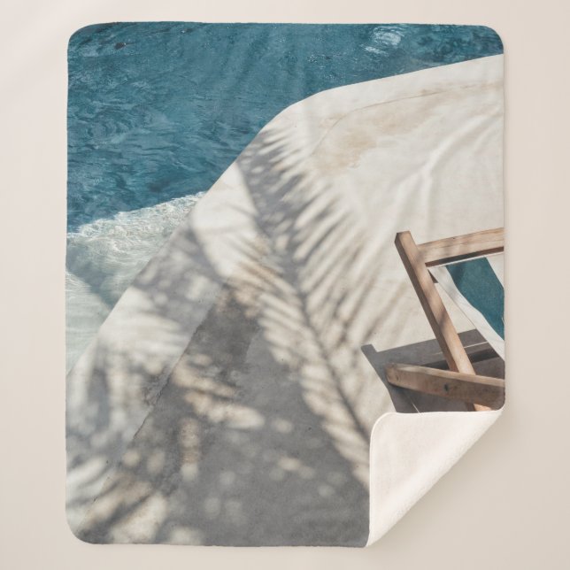 Couverture Sherpa Chaise Brown en bois près du plan d'eau (Devant)