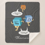 Couverture Sherpa Chimie Éléments de tableau périodique Sciences per<br><div class="desc">Ce drôle de tableau périodique éléments thème bâillon t-shirt ferait un grand ajout à votre collection. Parfait pour les personnes qui aiment montrer leur personnalité et leur passion en chimie et leur bon sens de l'humour. Idéal pour un professeur de sciences ou un étudiant. Ajoutez un nom en cliquant sur...</div>
