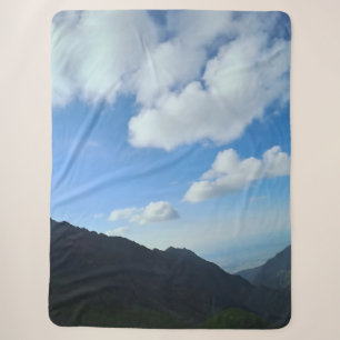 Couverture Sherpa Cimes des Carpates sous un ciel bleu – Art montagn